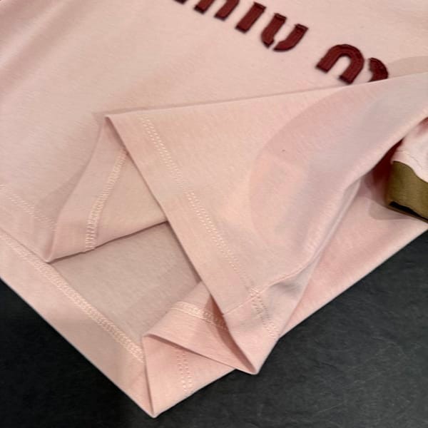 秋冬大セールミュウミュウ 偽物 ロゴ コットン クロップド Tシャツ myb36877